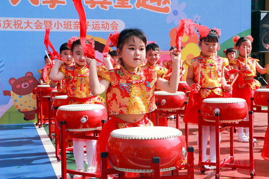 雄安容西興學(xué)幼兒園舉辦“共建兒童友好，共享童真童趣”親子運(yùn)動(dòng)會(huì)，讓小朋友在參與中體驗(yàn)合作與成長(zhǎng)的快樂。雄安容西興學(xué)幼兒園供圖