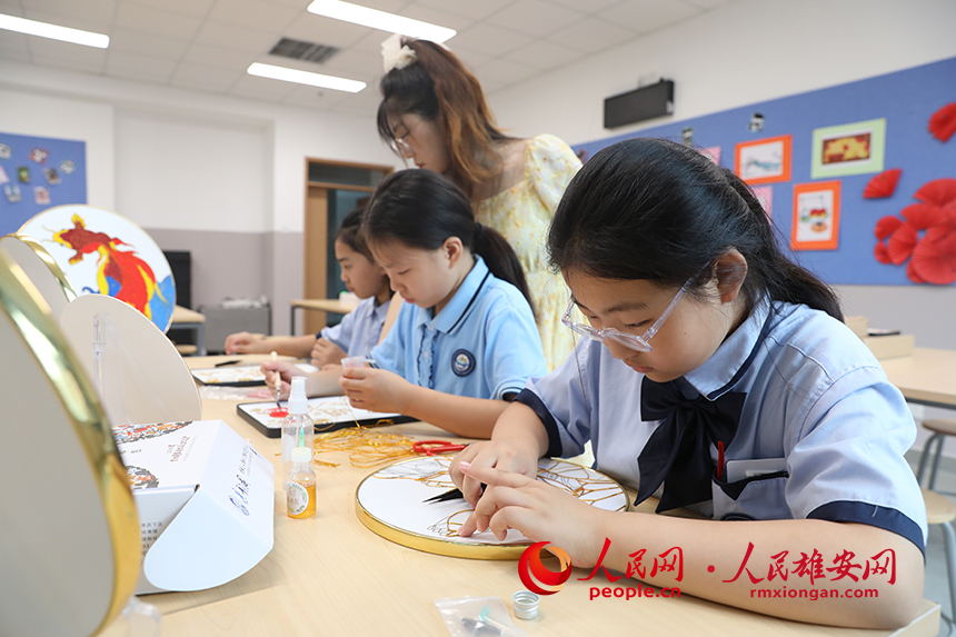 暑假期間，雄安容和樂民小學(xué)老師指導(dǎo)學(xué)生制作中國傳統(tǒng)工藝品——掐絲琺瑯畫，體驗(yàn)非遺藝術(shù)的制作流程。人民網(wǎng) 李兆民攝 (2)